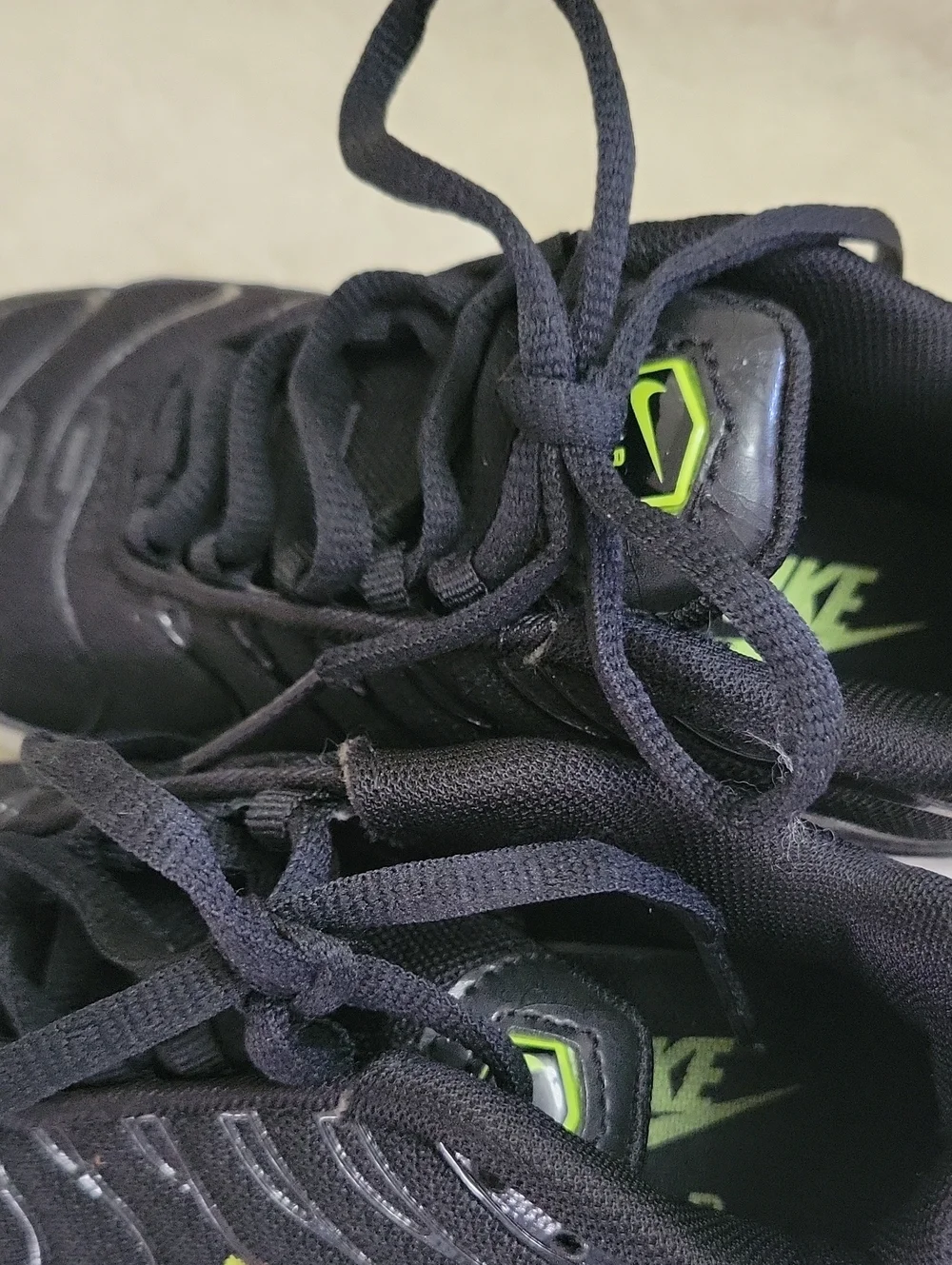 NIKE Air Max Plus 1 GS “Black Volt” Running Trainers. Size 1Y.